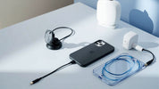 premium telefoonaccessoires op matte tafel met zachte studioverlichting en koele accenten